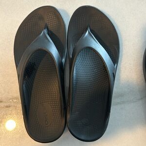 OOFOS matte black sandals with arch support womens 10 or men’s 7-9, EU 40